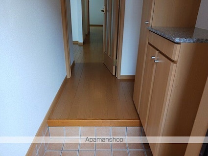 ファミール　ハウスⅤ　Ａ[1LDK/45.25m2]の玄関