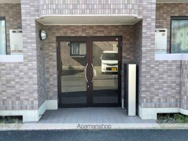 アンジュールBの玄関写真