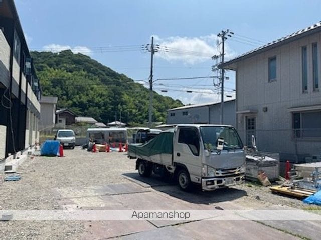 ソレイユカヤノⅥ[1LDK/44.7m2]の駐車場