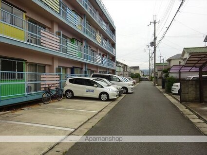 和歌山県和歌山市布施屋[1LDK/31m2]の駐車場2