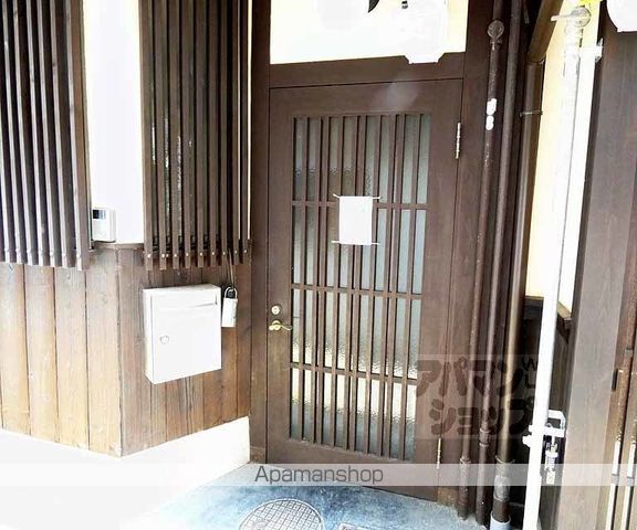 地下鉄東西線 二条駅 徒歩12分 2階建 築57年の玄関写真