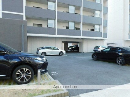 ラトゥール代官町ＥＡＳＴ[2LDK/67.6m2]の駐車場