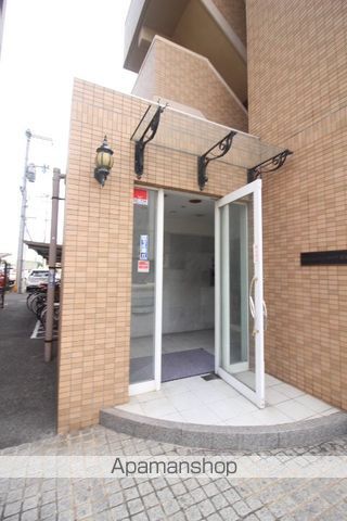 マンションニューヨーク医大東の玄関写真