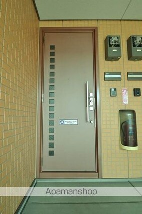 ラビアンローズⅢ　Ｂ棟[1K/33.16m2]の玄関