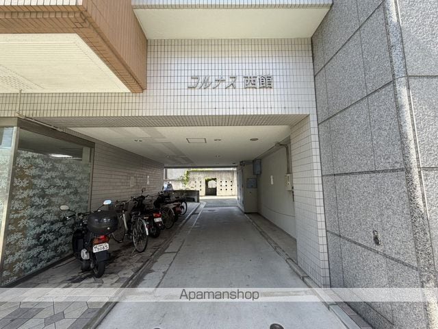 コルナス西館の玄関写真