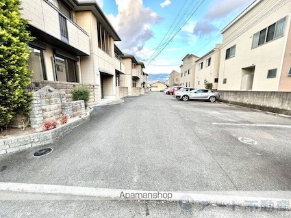 アルバトロス空港通　Ｂ棟[2LDK/50.04m2]の駐車場3