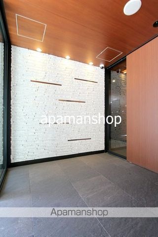 シャローズワン立売堀の玄関写真