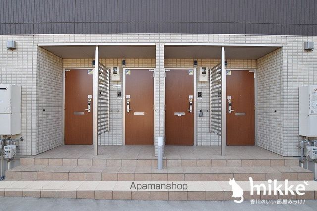 フキノトウ牟礼北 B棟の玄関写真
