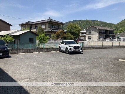 レオパレスこーぽ谷本Ⅱ[1K/22.35m2]の駐車場1