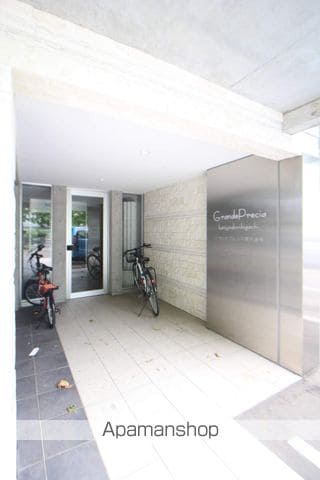 グランデプレシア環状通東の玄関写真