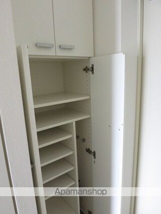 ドゥーエつつじヶ丘[1R/25.02m2]の玄関