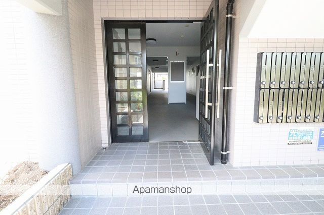 ロイヤル宇治の玄関写真