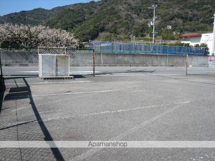 マンション東[2DK/40m2]の駐車場1