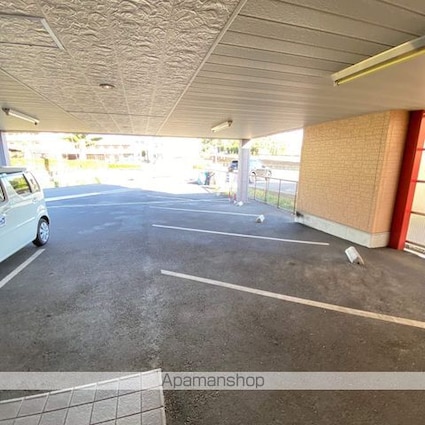 エーヌナイン[1R/27.64m2]の駐車場