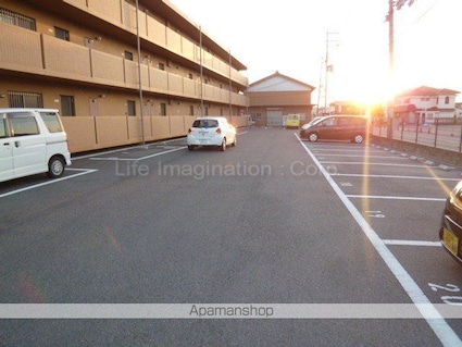 アースマーシマンションⅡ[1LDK/42m2]の駐車場2