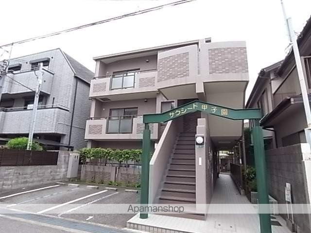 サクシード甲子園の玄関写真