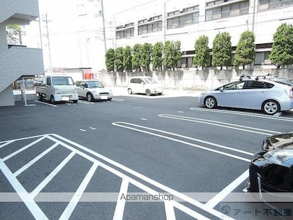 永田小坂ビル[2LDK/66.34m2]の駐車場