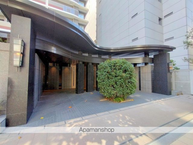 LAURELTOWER堺筋本町の玄関写真