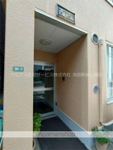 西ビルの玄関写真