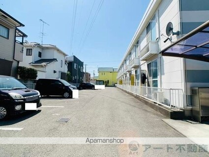 レオパレスグランドカメリア[1K/23.18m2]の駐車場2