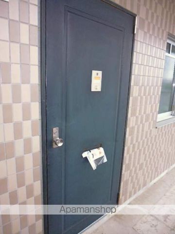 徳部マンションの玄関写真