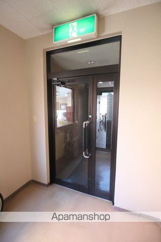 岩崎ビルの玄関写真