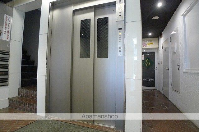 堤町ビルの玄関写真
