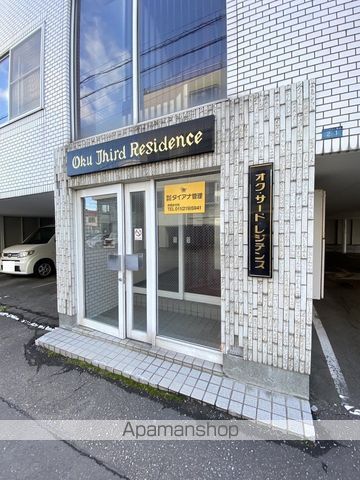 オク・サード・レジデンスの玄関写真