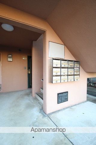 丘の上のマンションの玄関写真