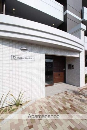 Ｓｈａｌｌｏｗ　Ｇａｒｄｅｎ　Ａ棟[2LDK/64.5m2]のエントランス