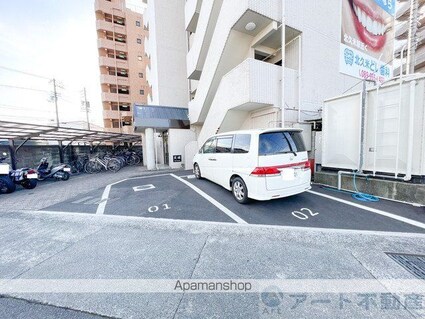 モーメント枝松（テナント）[1R/33m2]の駐車場1