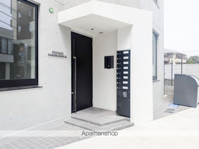 プラティーク中野坂上の玄関写真