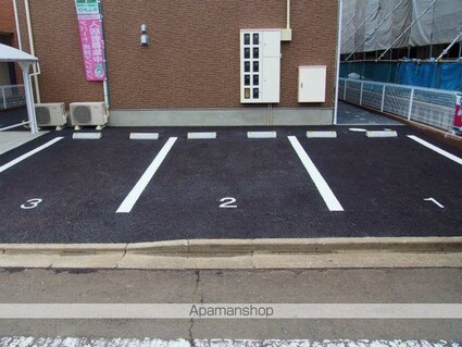 ルミナス[1LDK/31.15m2]の駐車場