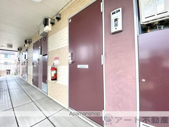 レオパレス平七屋の玄関写真