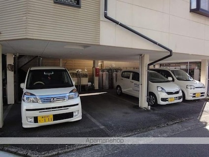 八反町ウイング[1K/26.4m2]の駐車場2