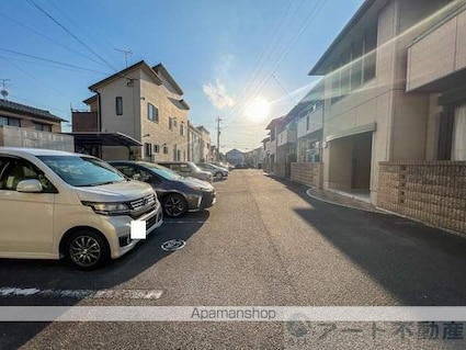 アルバトロス空港通　Ｂ棟[2LDK/50.04m2]の駐車場1