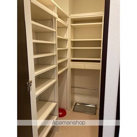 ブリリア中央図書館前の内装写真