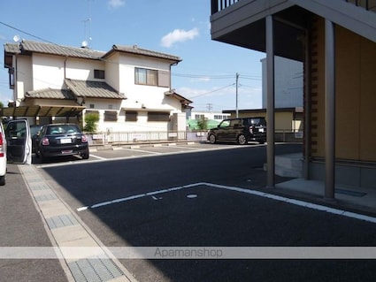 ヴィラージュ美崎[1K/27.08m2]の駐車場1