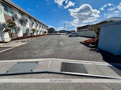 レオパレスグリーンライン[1K/26.08m2]の駐車場2