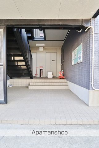 ファミール三軒屋 B棟の玄関写真