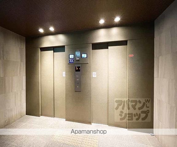 コスモシティ三条西洞院の玄関写真