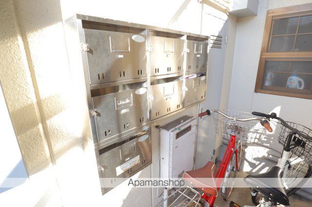 東生駒ツインビル2号館の玄関写真