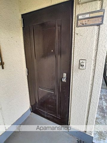 鶴ヶ舞コーポの玄関写真