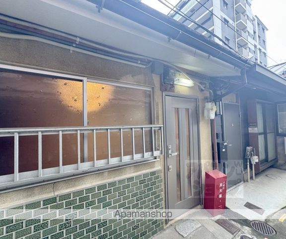 下京区八幡町貸家の玄関写真