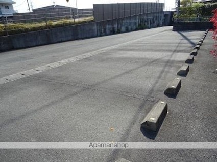 シャルマン六田[2DK/55.2m2]の駐車場1