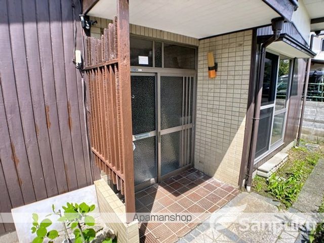 松山市 2階建 築57年の玄関写真