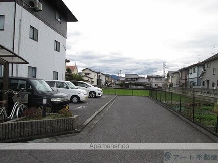 フォブール高岡[3DK/55.9m2]の駐車場2