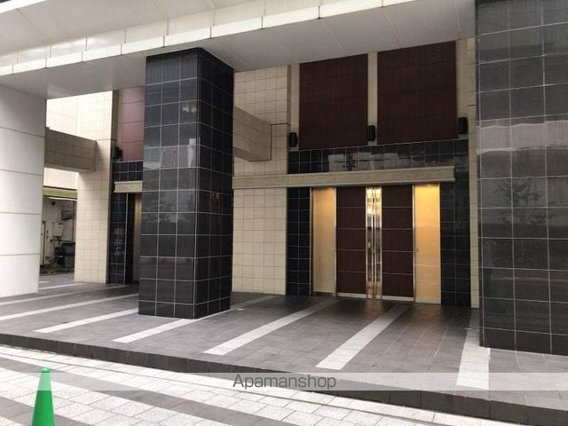 ローレルタワーシュロア四日市の玄関写真