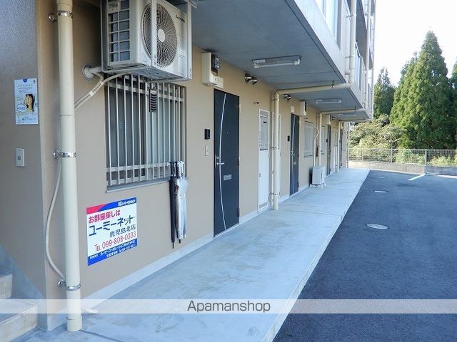 ヒルズ西伊敷B棟の玄関写真
