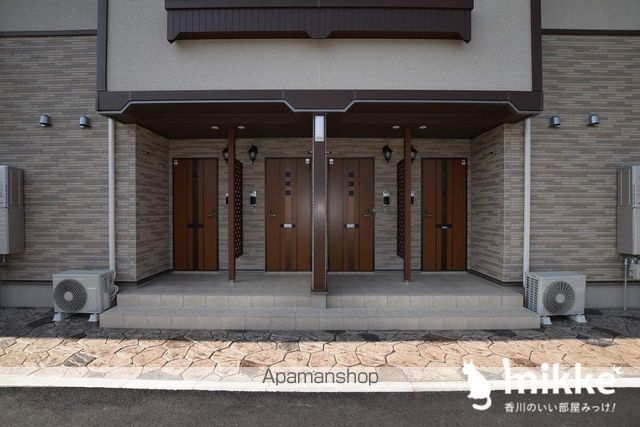 サンシャインヒルズの玄関写真